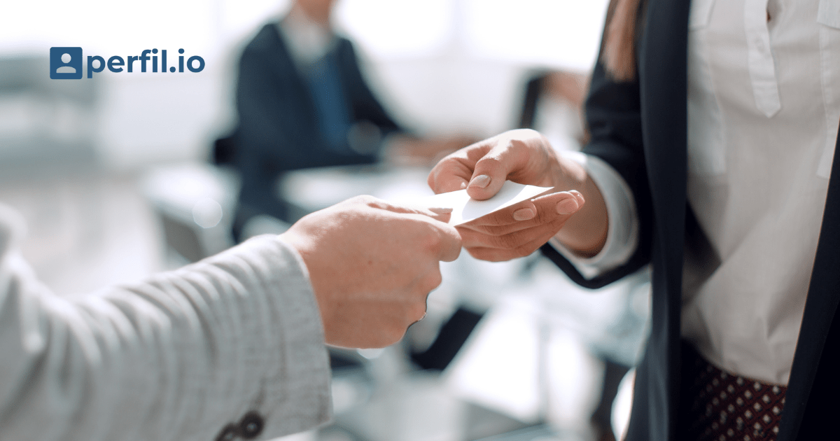 Compare cartão de visita digital e físico e descubra qual opção é mais eficiente para profissionais hoje.